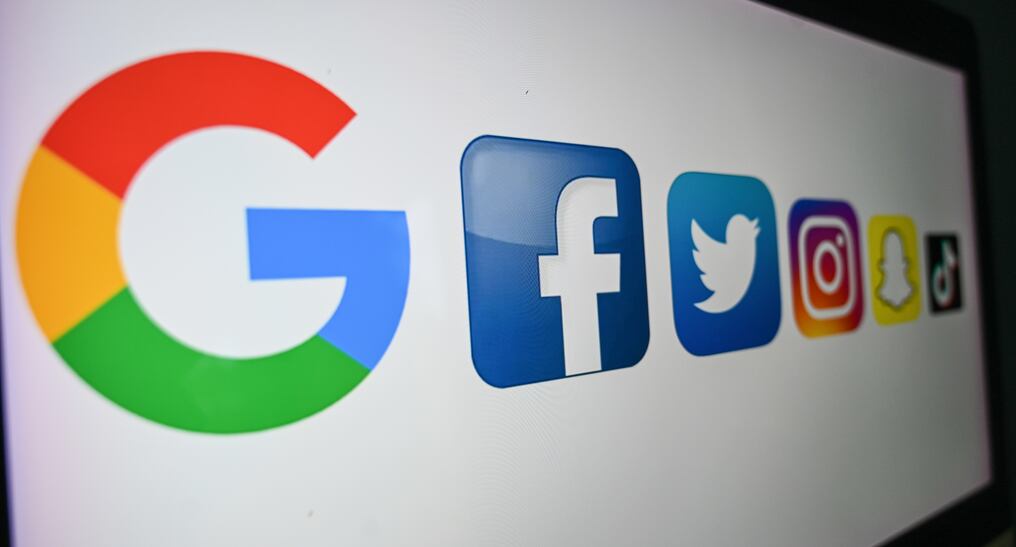 El informe de Pew halló que alrededor del 18% de los encuestados obtuvo la mayoría de la información sobre política en las plataformas digitales. Foto: AFP.