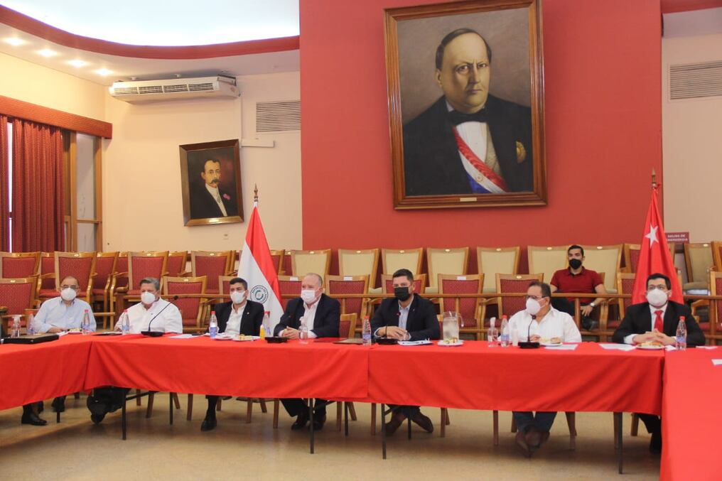 La Junta de Gobierno de la ANR recibió a los expertos en materia de política energética Pedro Ferreira y Fabián Cáceres para debatir los alcances la próxima negociación del Tratado de Itaipú. Foto: Gentileza.