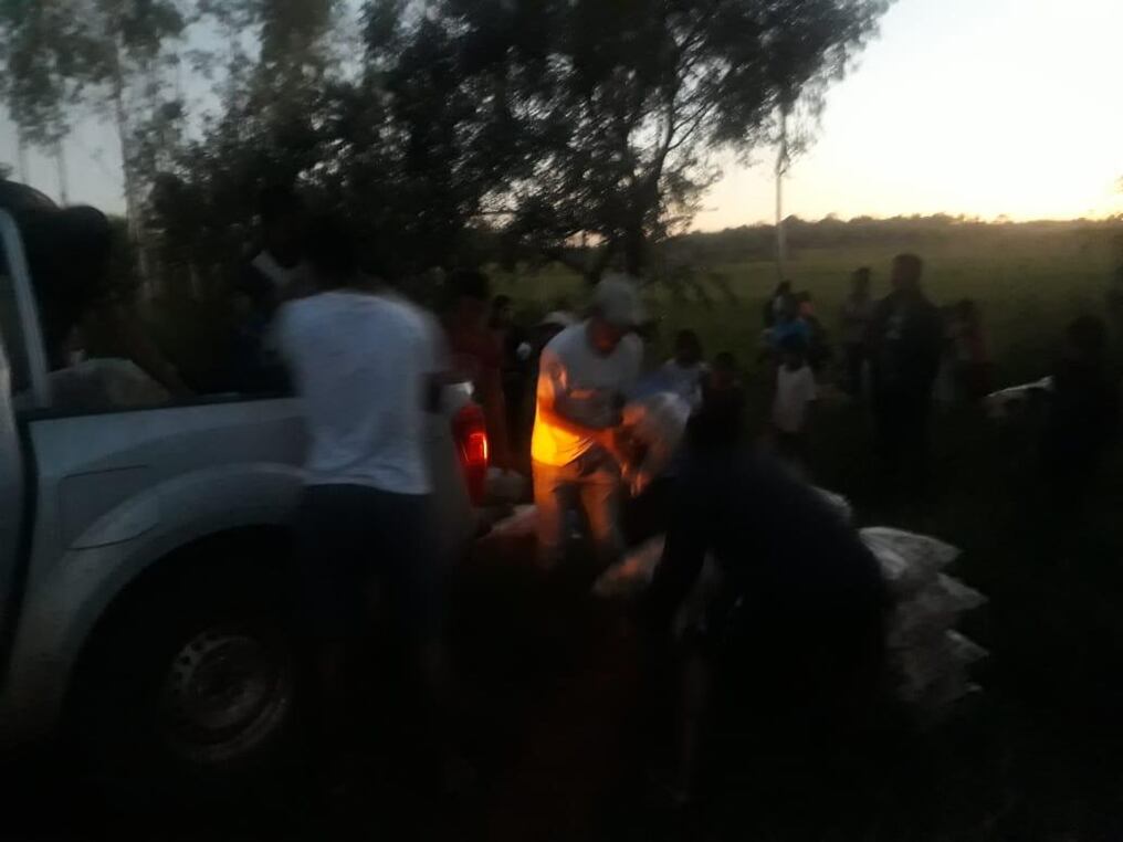 Los nativos recibieron alimentos durante a tarde del jueves y piden que sus derechos sean respetados. Foto: Gentileza.