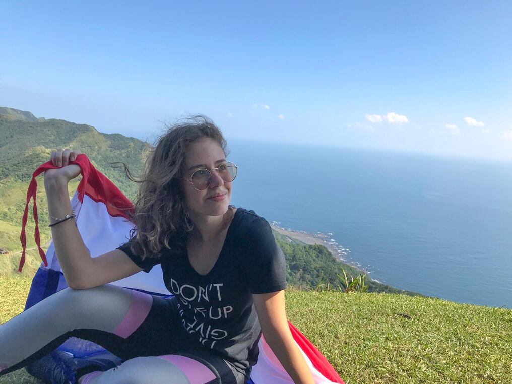 La joven luqueña posó con su bandera paraguaya cuando visitó el Caoling Historic Trail, en Toucheng. Foto: Gentileza.