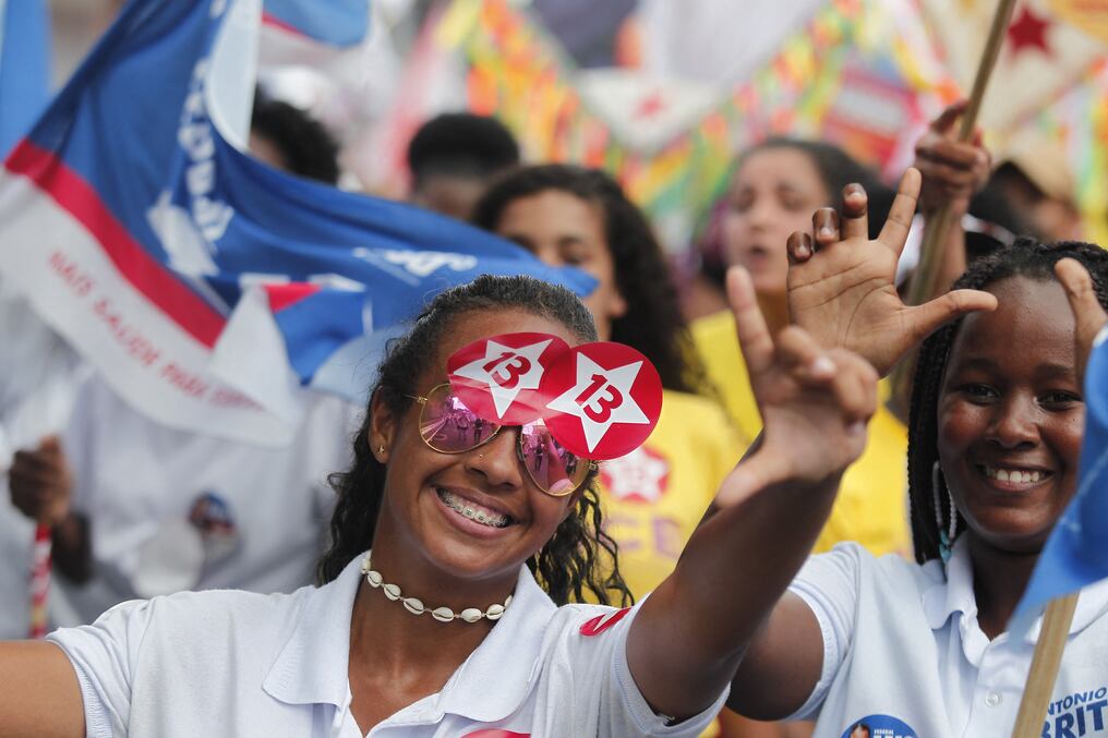 Según un sondeo de Datafolha divulgado el jueves, Lula, de 76 años, tiene 48% de las intenciones de voto frente a 34% del mandatario. Foto: AFP.