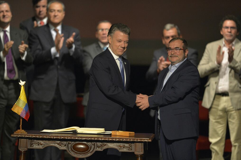 El 24 de noviembre de 2016, Juan Manuel Santos y Rodrigo Londoño firmaron un texto de 310 páginas en un ambiente sobrio y de sonrisas recortadas. Foto: AFP.