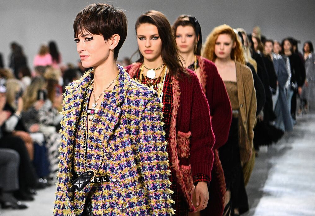 Las modelos presentaron creaciones durante el show de Chanel “Metiers d’art 2021-2022″ en 19M en París, el 7 de diciembre. Foto: AFP.
