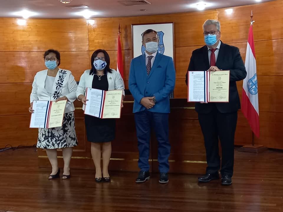 La Junta rindió homenaje y distinción a los nuevos héroes de la patria, a través de representantes del Ineram y gremios de la salud. Foto: Gentileza.