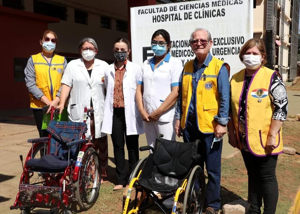Este miércoles 24 se llevó a cabo la donación de las sillas de ruedas. En la ocasión, representantes del hospital se mostraron contentos y agradecidos con el Club de Leones de Villa Morra por este gesto solidario. Foto: Gentileza.