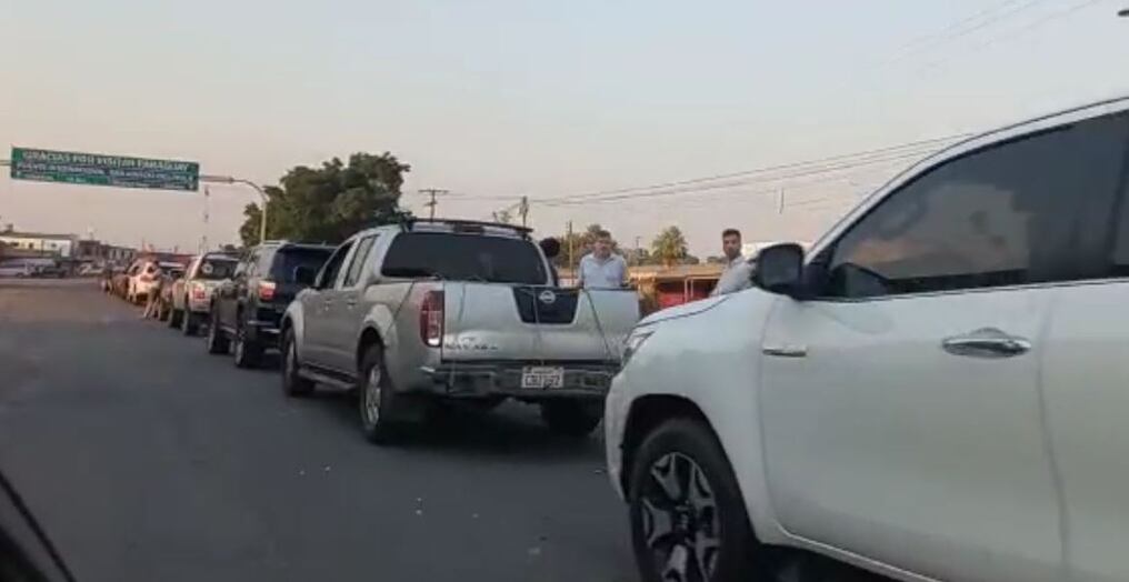 Muchas personas están esperando para cruzar al lado argentino desde la tarde del miércoles y hasta el momento no lo pueden hacer a causa de la demora. Foto: Captura de pantalla.