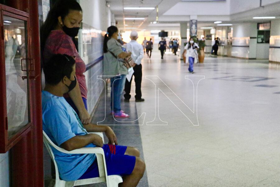 En el Hospital de Clínicas sigue en descenso la cantidad de consultas por cuadros respiratorios, pero todavía hay muchos pacientes internados a causa del COVID-19. Foto: Pánfilo Leguizamón.