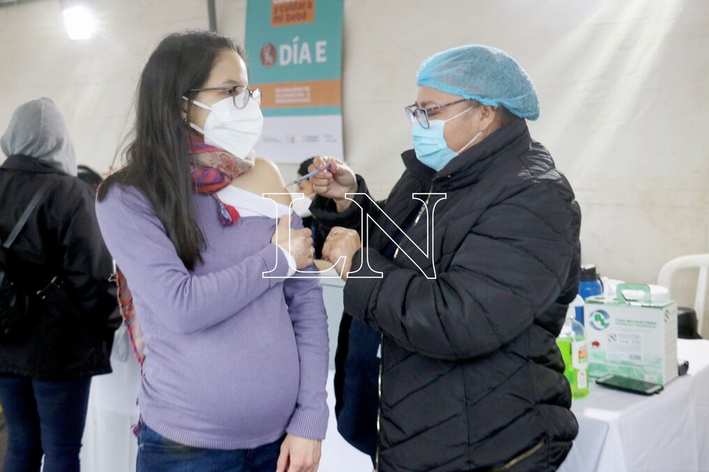 El  19 de junio pasado se realizó la primera jornada del “Día E” donde unas  9.000 mujeres recibieron las primeras dosis de las vacunas anti-COVID.  Cabe destacar que dos semanas antes las embarazadas ya fueron  habilitadas para recibir la dosis de la vacuna Moderna. Foto: Pánfilo Leguizamón.