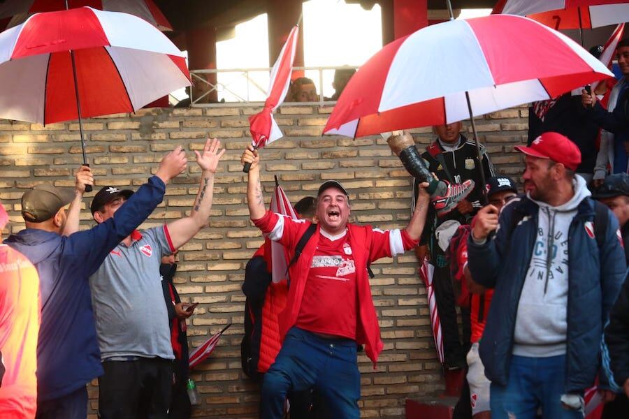 Hinchas de Independiente en la cancha de Olimpia.FOTO:EDUARDO VELÁZQUEZ