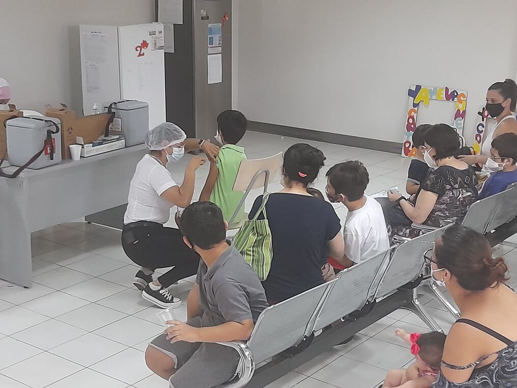 Vacunación de niños de 5 a 11 años en el Hospital IPS de Ciudad del Este. Desde el martes se vacunarán en las escuelas. Foto: Dolly Galeano.