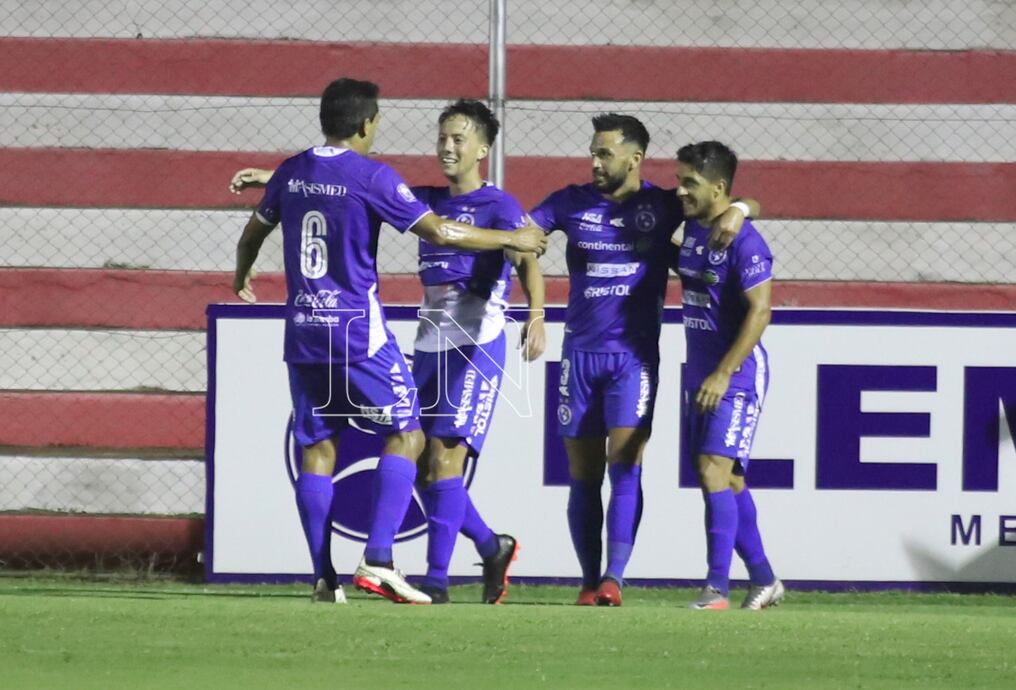 Úbeda celebra su gol junto a Ferreira, Noguera y Costa. Ganó Sol que revive. (foto: Jorge Jara)