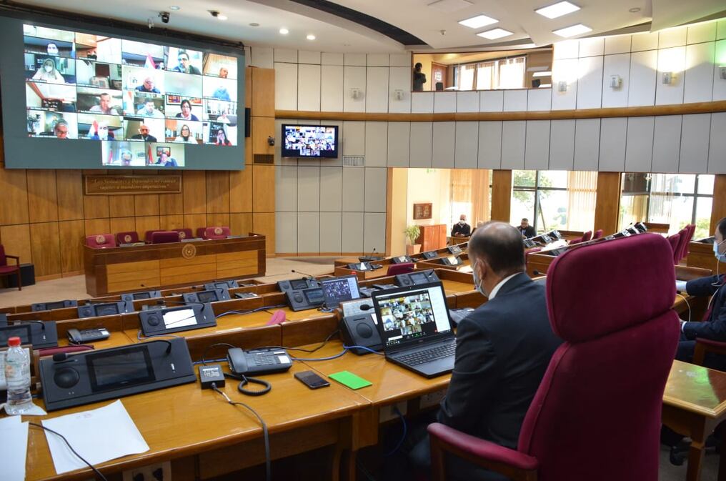 En sesión ordinaria de la Cámara Alta se aprobó por mayoría el proyecto de resolución “por el cual se solicita informe a la Entidad Binacional Yacyretá (EBY)”, que fue presentado por los senadores Blas Llano, Enrique Bacchetta, Patrick Kemper y Fidel Zavala. Foto: Archivo