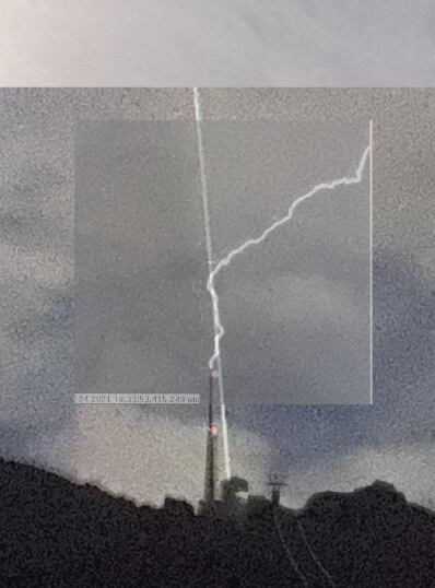Un potente láser dirigido al cielo puede crear un pararrayos virtual y desviar la trayectoria de los rayos. Foto: AFP.
