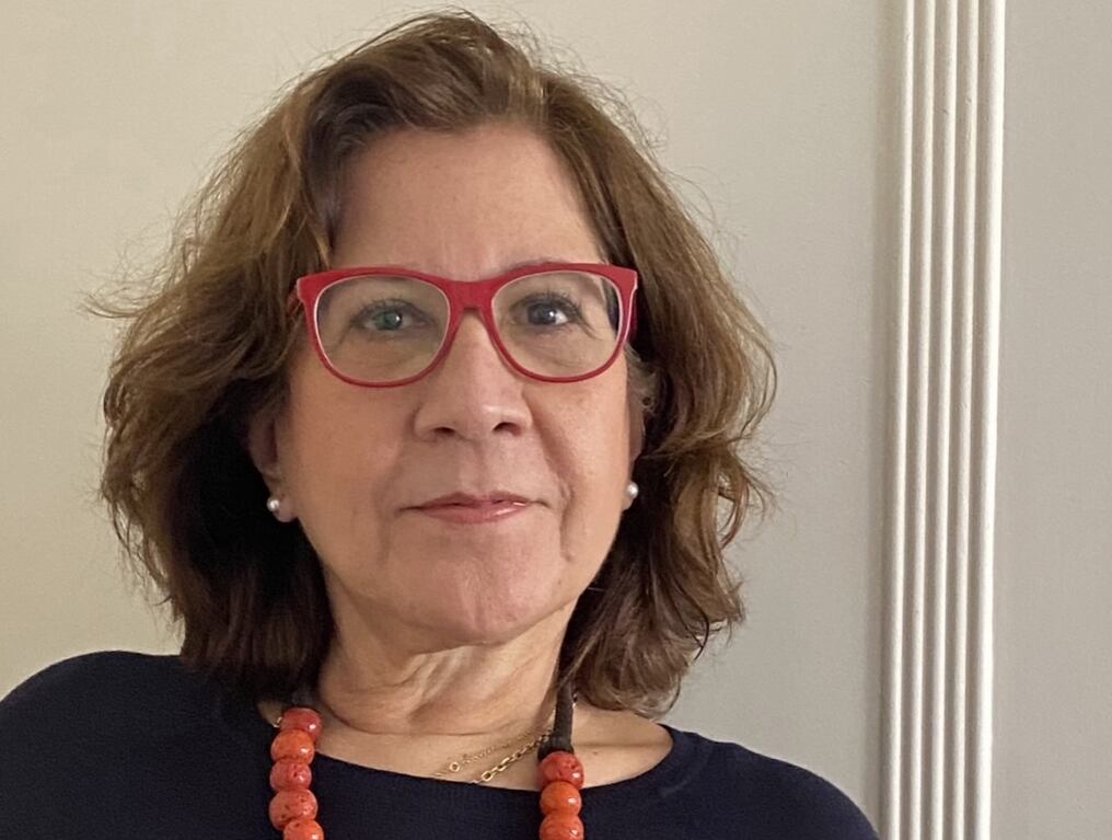 La artista oriunda de Ypacaraí que desarrolló su trayectoria en el vecino país presenta nuevas pinturas en “Piel de la memoria”. Foto: Gentileza.