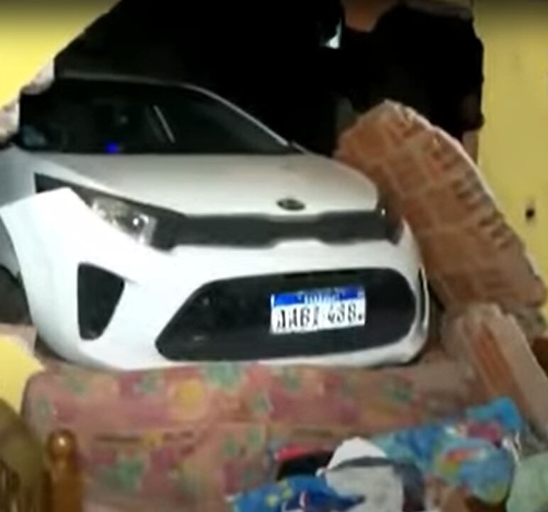 El vehículo paró por la habitación de una vivienda, donde estaban durmiendo dos menores de edad y uno de ellos resultó herido en la pierna y cabeza. Foto: Captura pantalla.