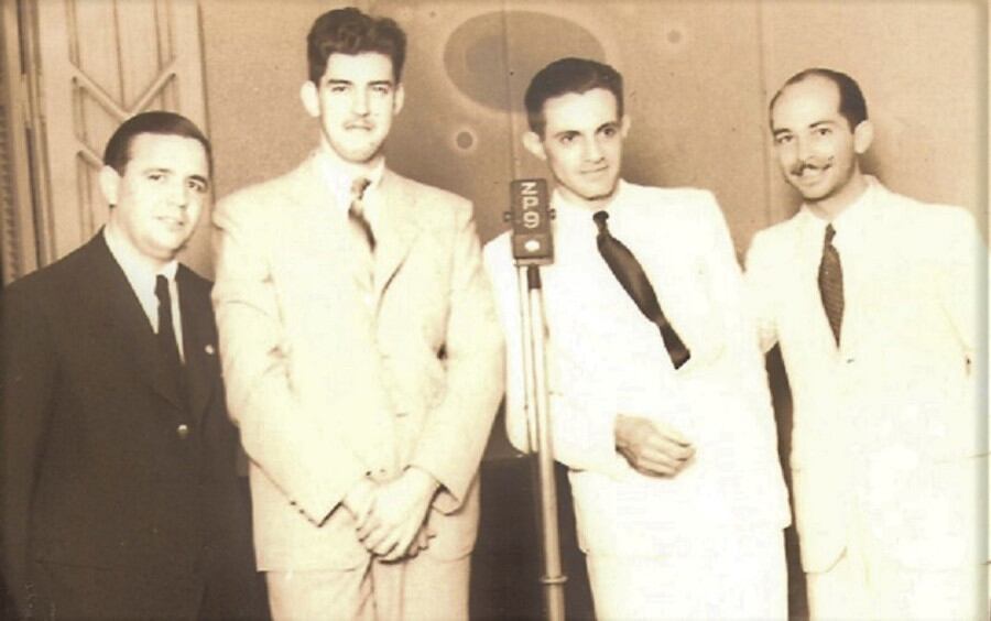 En los estudios de ZP9 Radio Prieto, en Chile 461 casi Piribebuy, aparecen en la foto, de izq. a derecha, don Pedro García, Atilio Bajac y dos personas con nombres no conocidos. Fotos de la colección de Daniel Burt Artaza.