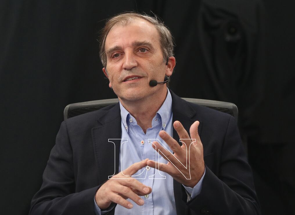 El infectólogo Tomás Mateo Balmelli mencionó que el Ministerio de Salud debe insistir con la vacunación contra el COVID-19 a la población en general. Foto: Pánfilo Leguizamón.