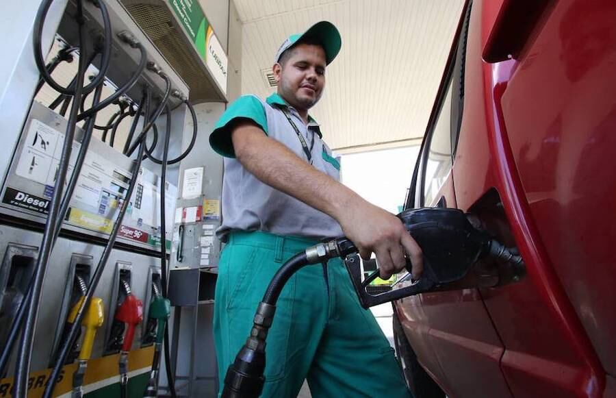 Los reajustes a la baja de los precios de combustibles tendrán efecto en la canasta, señalan. Foto: Archivo.