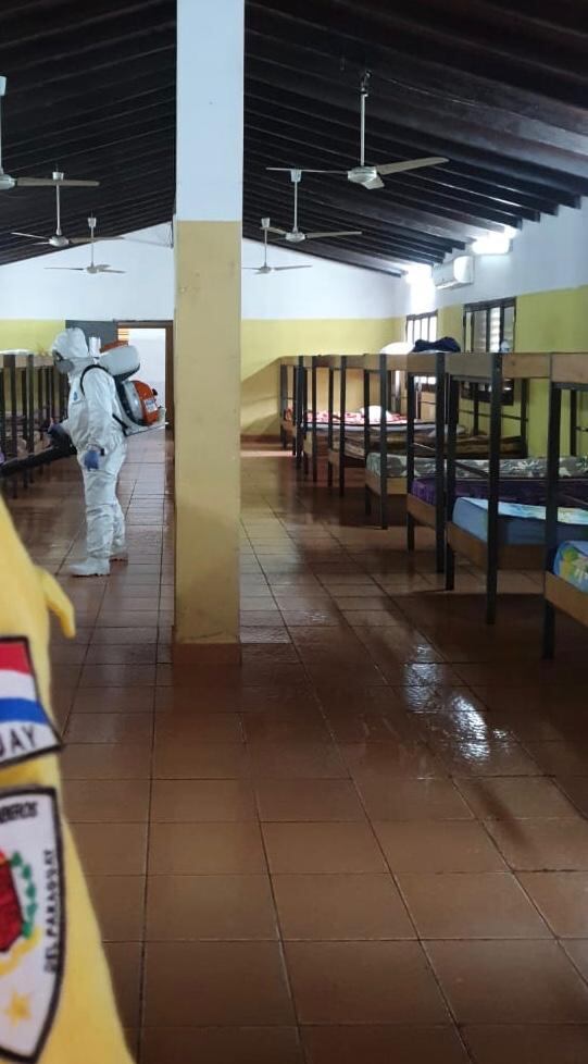 Bomberos voluntarios trabajan en la desinfección de albergues. Foto: Gentileza.