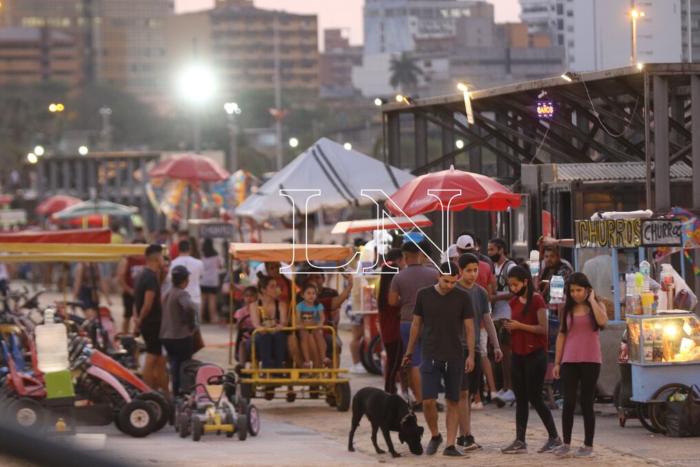 A criterio del director de Vigilancia de la Salud, se está llegando a una época delicada, ya que coincide con la fase de descenso del número de casos y de la euforia propia de fin de año. Foto: Fernando Riveros