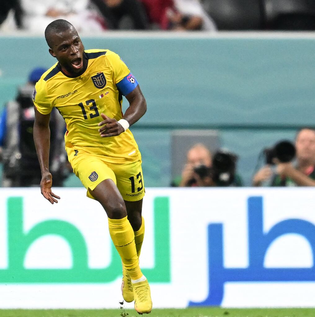 Enner Valencia fue una pesadilla para la defensa de Qatar. (foto: AFP)