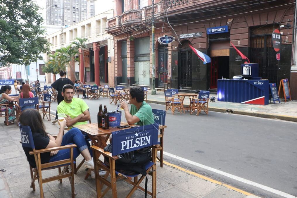 Varias personas aprovecharon el feriado y los espacios en las calles céntricas. Foto: Cristóbal Núñez. 