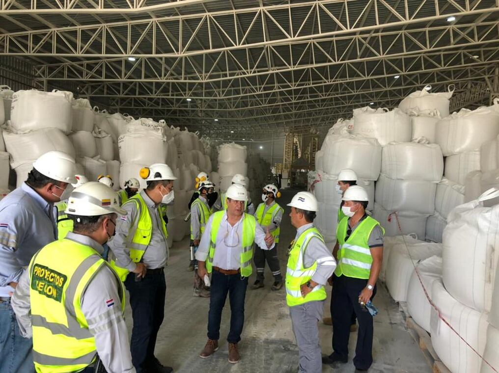 El presidente del Grupo Cartes, Horacio Cartes, realizó hoy una visita a la planta de Cementos Concepción (Cecon) para interiorizarse de los avances de las obras. Foto: Gentileza.