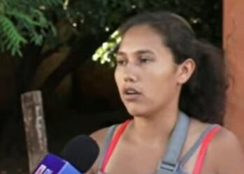 Un motociclista que circulaba a gran velocidad se llevó por delante a una mujer y a su pequeño hijo de seis años en la ciudad de Areguá. Foto: Captura de pantalla.