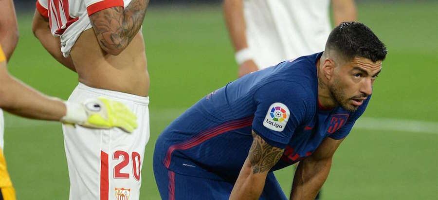 Suárez se lamenta tras el resultado.FOTO: AFP