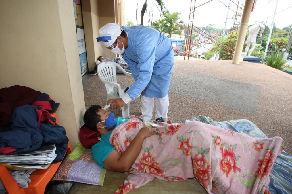 Personal médico toma la temperatura a uno de los manifestantes. Foto: Néstor Soto