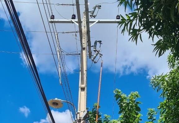 La compañía estatal de electricidad informó sobre el hombre de 47 años que habría manipulado la red en el barrio Roberto L. Pettit. Foto: Ilustrativa.