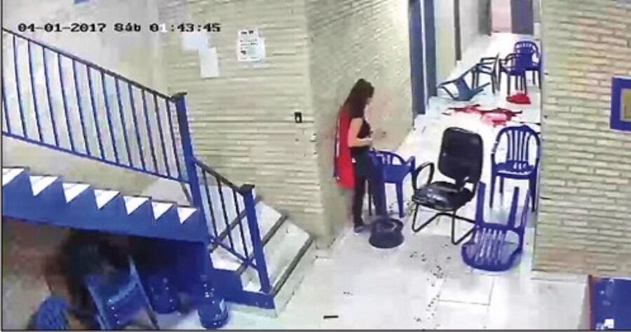 CON LOS PIES. Olga Paredes arrastra con los pies el cartucho plantado por Fernando Cáceres.