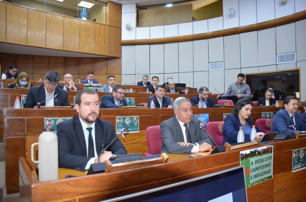De la audiencia pública participaron autoridades del Ministerio de Obras Públicas, Hacienda, representes de la Administración Nacional de Electricidad, entre algunos intendentes. Foto: Gentileza.