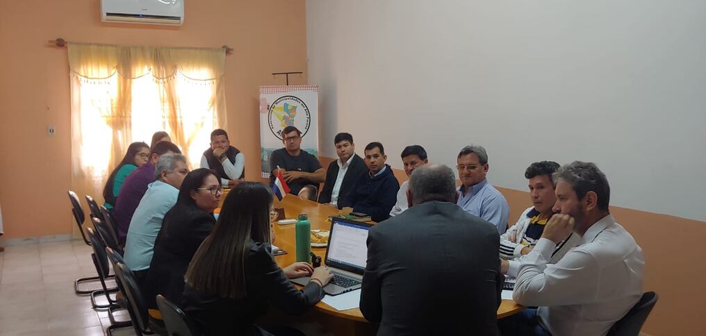 Reunión de la Asociación de Municipalidades de Alto Paraná en su sede de Ciudad del Este, con la presencia del diputado Justo Zacarías. Preocupa a intendentes lo que pasaría con los fondos de royalties y Fonacide, con la revisión del Anexo C. Foto: Gentileza.