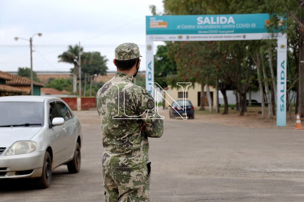 El lunes se seguirá con los trabajadores priorizados y las personas de 35 años y más, a los que se agregarán los trabajadores de Migraciones, Aduanas, Cruz Roja, Defensoría Pública, Poder Judicial, funerarias y otros. También estudiantes de Ciencias de la Salud.. Foto: Nadia Monges.