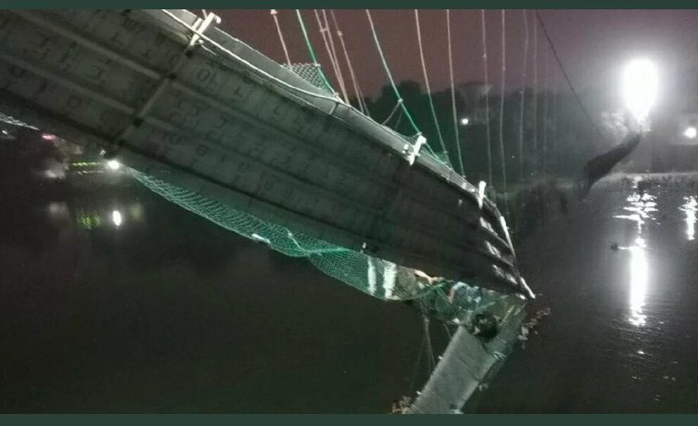 Las autoridades dijeron que cerca de 500 personas se encontraban en el puente, incluidas mujeres y niños, cuando los cables que sujetaban la estructura cedieron, haciendo que cayera al río. Foto: Redes sociales.