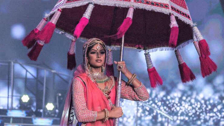 La bella señorita india de 21 años sorprendió a todos posando para las cámaras en una fría tarde de invierno en Nueva York. Foto: Gentileza.