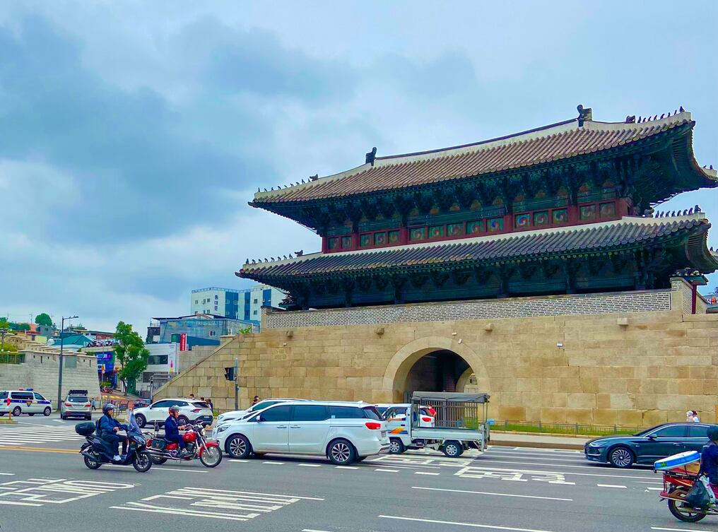 Heunginjimun, una puerta restaurada que era parte de la Muralla de la Fortaleza de Seúl durante la dinastía Joseon. Muchas de ellas se ven a lo largo del centro histórico de Seúl. Foto: Jazmín Gómez