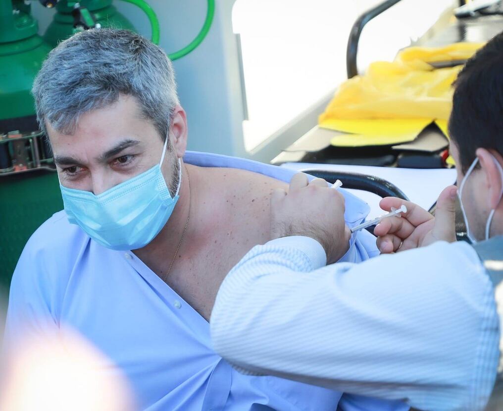 El presidente de la República, Mario Abdo Benítez, recibió este lunes su segunda dosis de la vacuna contra el COVID-19. Foto: Gentileza.