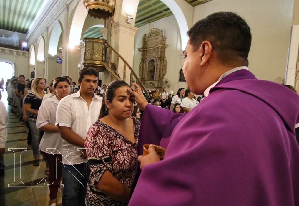 Al principio, recibían la ceniza esos grandes pecadores que tenían que hacer un año de penitencia sin entrar a la iglesia hasta que el obispo les diese el abrazo de reconciliación el día del amor fraterno, que es el Jueves Santo. Foto: Archivo.