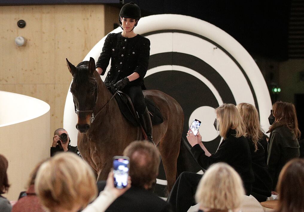 Subida en un caballo, Carlota Casiraghi, hija de la princesa Carolina de Mónaco y embajadora de Chanel, abrió hoy el desfile de alta costura de la emblemática casa de moda francesa. La nieta de Rainiero III y Grace Kelly es una consagrada amazona. Foto: AFP.