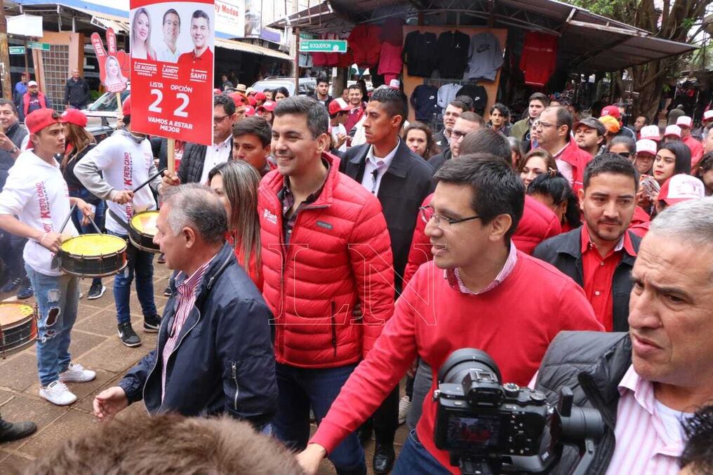 El caluroso entusiasmo por los precandidatos de Honor Colorado fue el foco de atención esta mañana en el corazón comercial del Este. Foto: Gustavo Galeano.