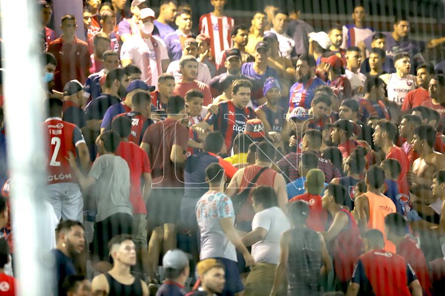 Las peleas entre hinchas de Cerro Porteño en el sector norte, el punto negativo en la clara victoria sobre Sol 4-0.FOTO:JORGE JARA