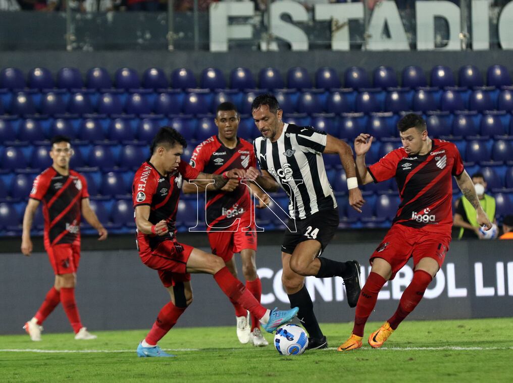 En la jugada previa a su golazo, Roque Santa Cruz dejó rivales en camino, pero no alcanzó para llegar a cuartos de final. (foto: Jorge Jara)