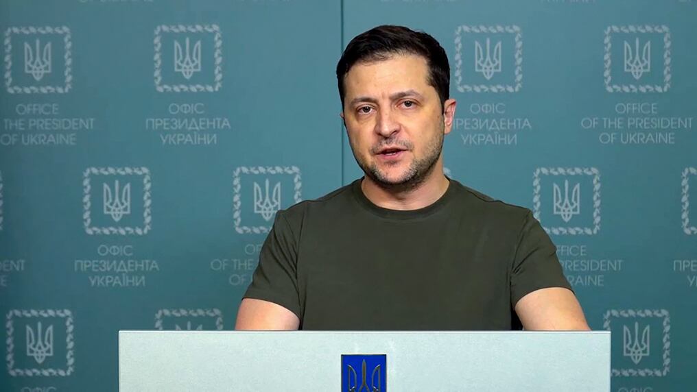 El presidente Volodimir Zelenski ha multiplicado sus intervenciones por videoconferencia dirigiéndose a parlamentos extranjeros con el fin de multiplicar y reforzar el apoyo a Ucrania ante el ataque de las tropas rusas. Foto: AFP.