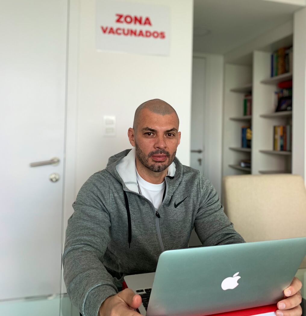 Hugo Ramírez propone que los locales de masiva concurrencia separen a los sectores de vacunados y no vacunados, además de la exigencia del carnet de vacunación para el ingreso. Foto: Twitter.