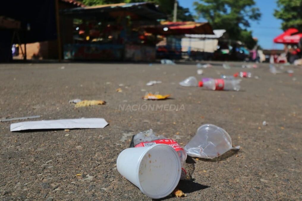 Luego de la misa los peregrinos quedan en sus lugares para desayunar y descansar un poco, y que después de esto es cuando quedan más residuos. Foto: Nadia Monges.