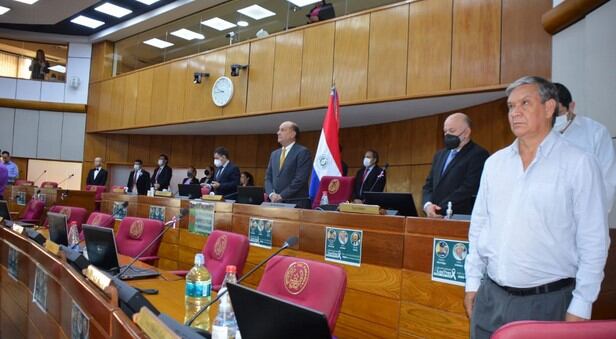 Los senadores honraron la memoria del comunicador de radio Amambay 570 AM con un minuto de silencio, antes de iniciar sus labores. Foto: Gentileza.