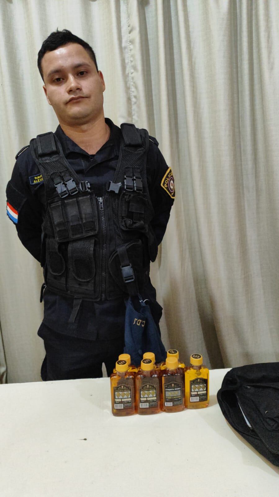 Las botellas se encontraban escondidas en el interior del chaleco del oficial de policía. Foto: Gentileza