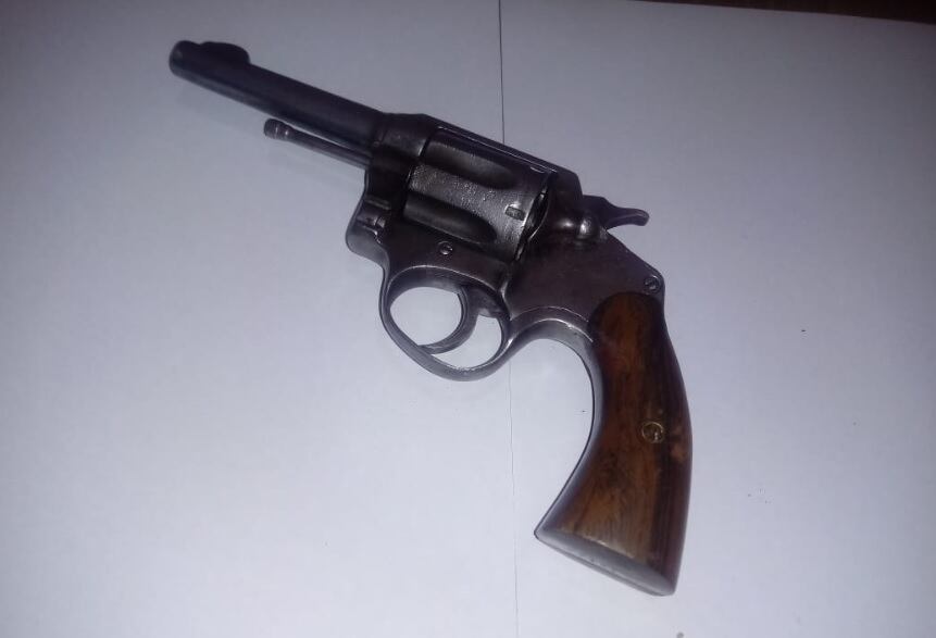 Los agentes de revisión incautaron en el transcurso de la tarde una pistola Colts 45, que pretendía ser ingresada a través del sistema de encomiendas. Foto: Ilustrativa.